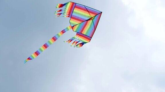 一个风筝在空中飞行的慢镜头在一个阴天