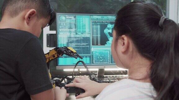 教育主题:男孩和女孩学习如何在数字平板电脑上控制机器人手臂科学工程教育技术