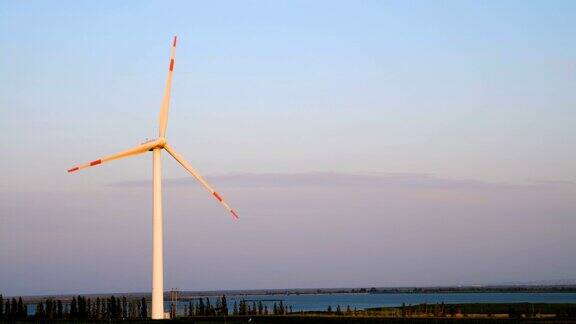 湖边风力发电机