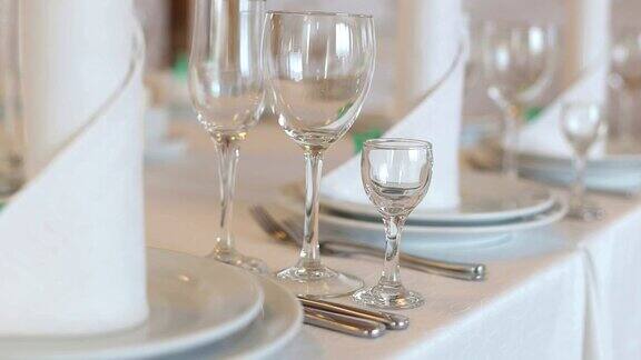 玻璃杯和盘子在餐厅的桌子上