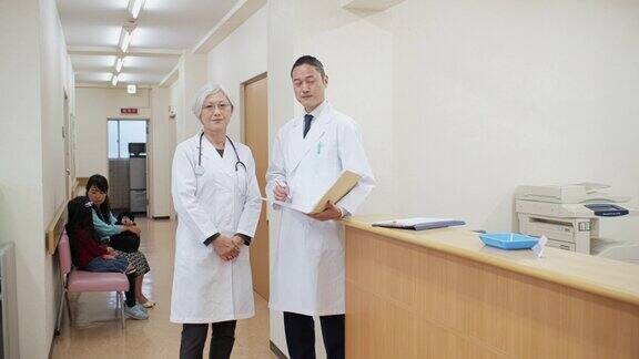 两名医生在医院走廊的手持视频肖像