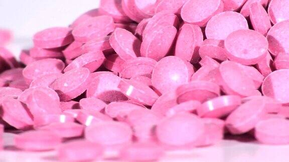 粉色药丸对抗白色高清