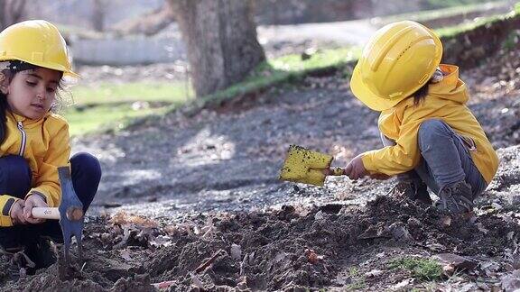 小女孩挖土