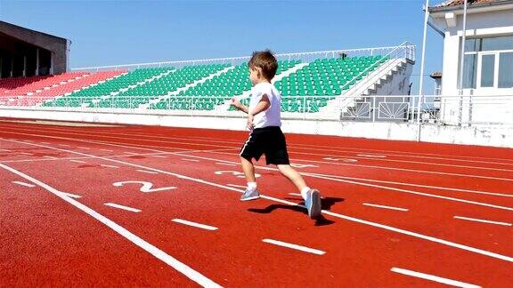 3岁男孩在体育场跑步的跟踪摄像头4千块