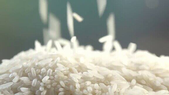米粒落地堆成慢动作
