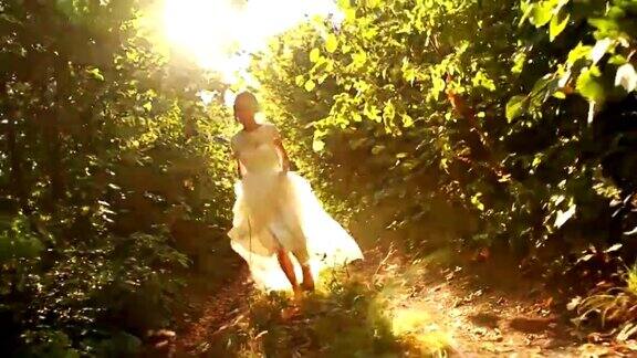 婚礼新娘跑在森林慢动作高清