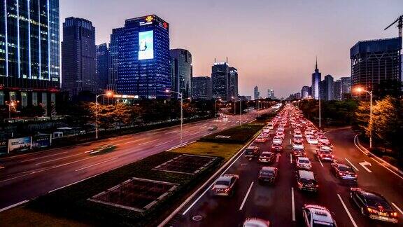 中国深圳2014年11月20日:中国深圳从日落到夜晚市中心的交通非常繁忙