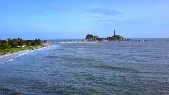 蔚蓝的海洋冲刷着岛上著名的灯塔