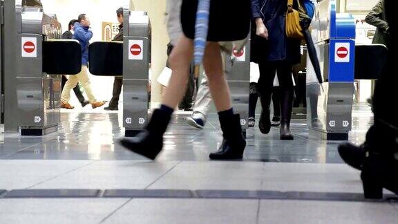日本新大阪站门口的游客人群的慢镜头