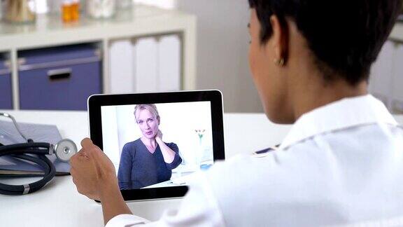 老年患者在ipad上与医生视频聊天