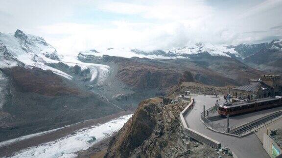 在瑞士的阿莱奇冰川徒步旅行