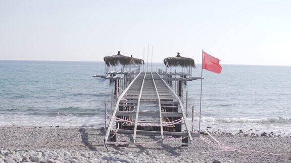 拆除的码头挂着一面红旗沉入大海
