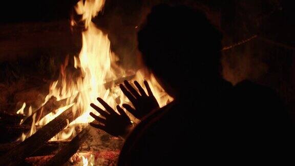 深夜在篝火旁取暖的无名女子