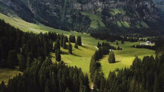 令人惊叹的空中电影拍摄美丽的著名山景观与电缆公路在夏天瑞士阿尔卑斯山