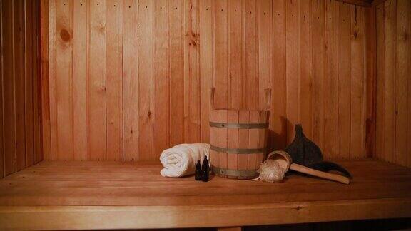 传统的老俄罗斯浴室SPA概念室内细节芬兰桑拿蒸汽房与传统桑拿配件集盆毛巾芳香油勺毡放松乡村沐浴概念