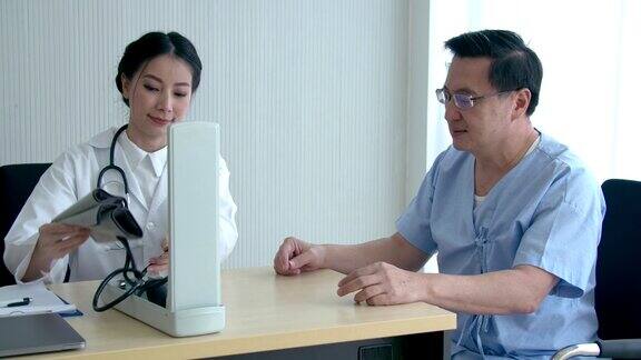 医生在医院给女病人测量血压
