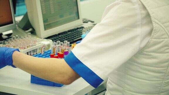PCR检测-Covid-19血液测试管女医生在实验室里整理试管抗体测试