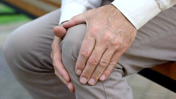 退休老人几乎不能从长凳上站起来关节疼痛膝盖有问题