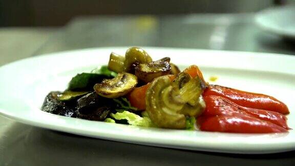 厨房餐厅烹饪厨师把烤好的蔬菜放在盘子里