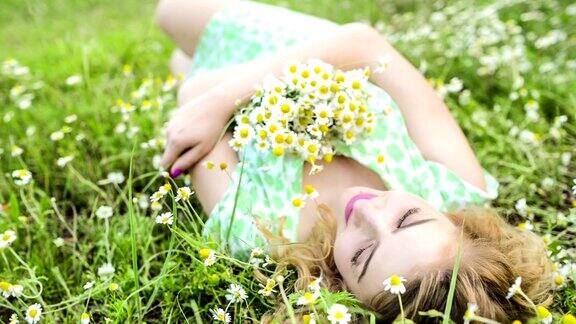 女孩在大自然中休息美丽的女孩躺在田野上
