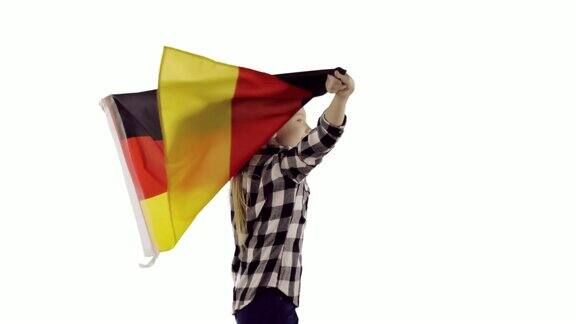 一名手持德国国旗的小女孩在白色背景上奔跑