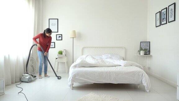 亚洲女人用吸尘器打扫房间