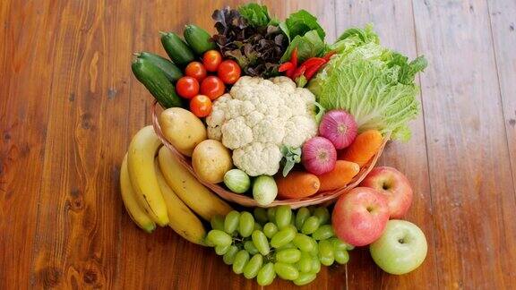 健康的食物蔬菜和水果木制的桌子和绿色的户外背景