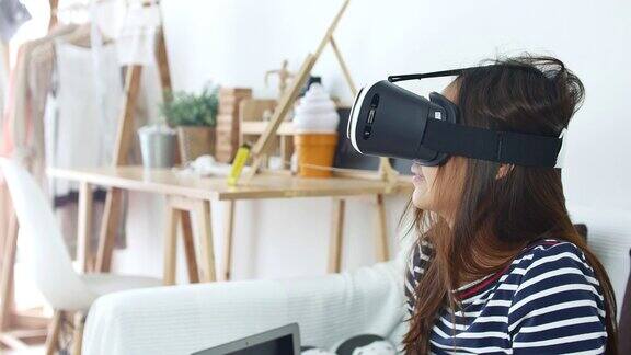 在家里使用虚拟现实眼镜的女性