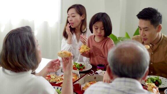 亚洲家庭在舒适之家共进午餐