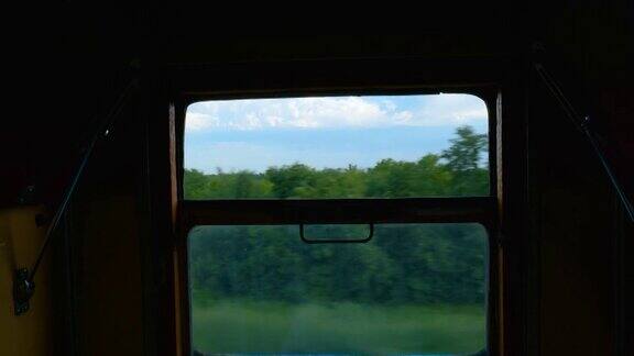火车行驶时车窗的景色