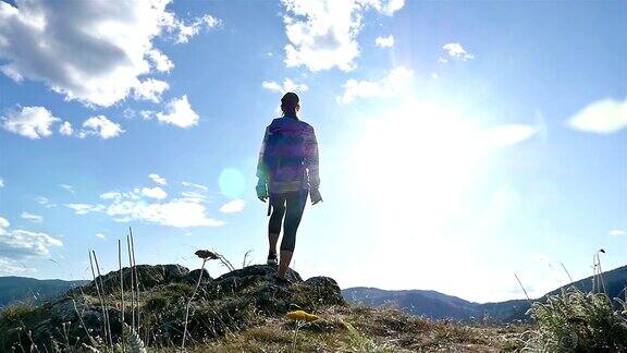 女子徒步旅行登山旅行看日出蓝天白云美景