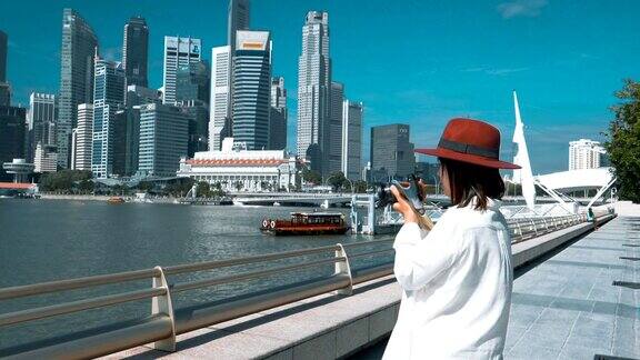 美女在新加坡用数码相机拍照