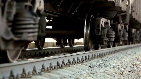 旧火车的车轮在铁轨上通过照相机近距离射杀