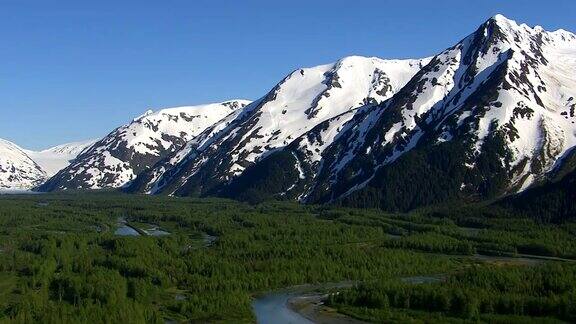 空中拍摄的森林溪流和雪山阿拉斯加