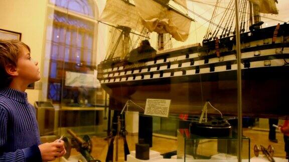 男孩好好看看博物馆里的船模型