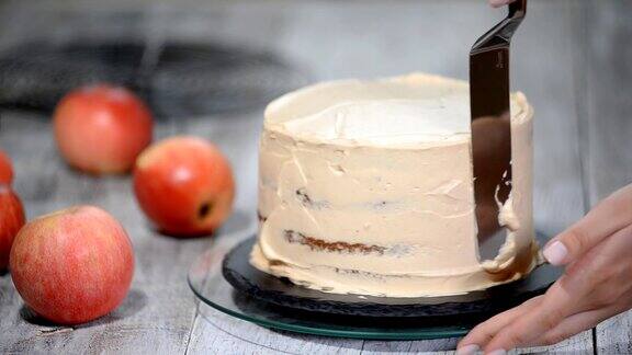 厨师用奶油装饰美味的蛋糕制作焦糖苹果蛋糕