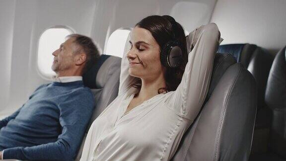 在商务飞机上放松的女性