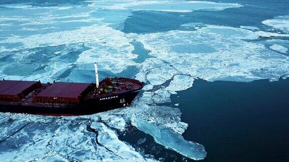 鸟瞰图这艘船在冬天航行在海冰上特写