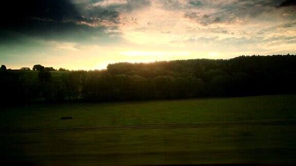 火车行驶中窗外戏剧性的天空
