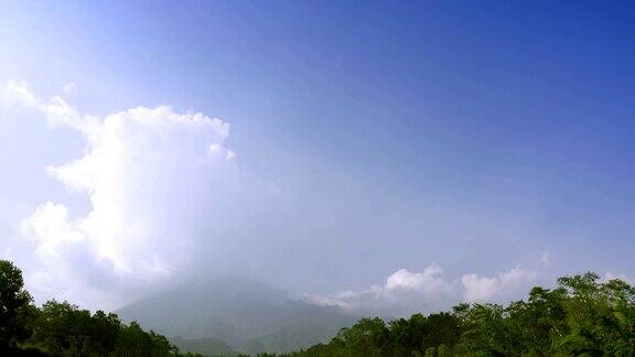 默拉皮火山(MountMerapiGunungMerapi)位于印尼中爪哇和日惹交界处是一座活跃的成层火山