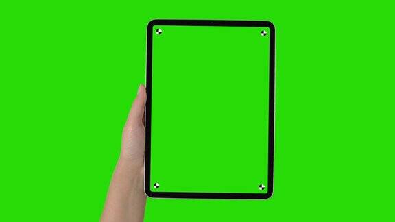 女性在肖像平板在绿色屏幕背景与跟踪合成4k