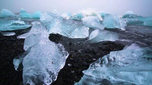 冰岛钻石海滩上的冰山