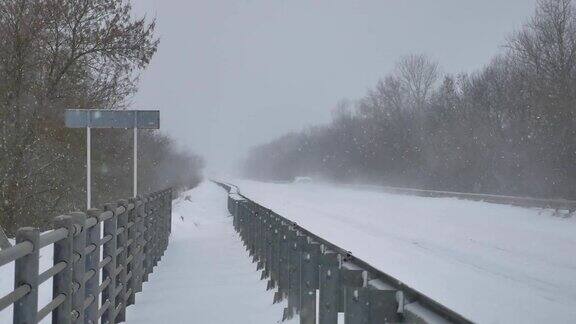 轨道道路汽车骑冬天是非常沉重的雪暴风雪暴风雪俄罗斯汽车户外