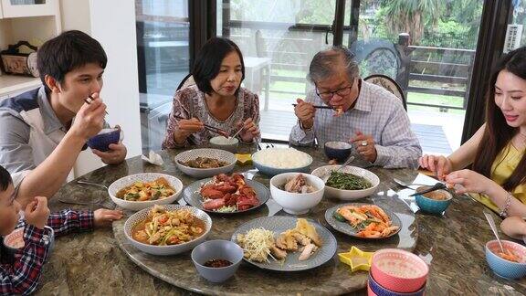 三代亚洲家庭的服务和在家吃午餐