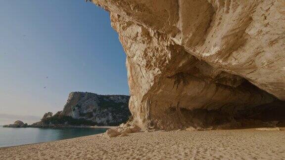 意大利撒丁岛CalaLuna洞穴的慢动作视图
