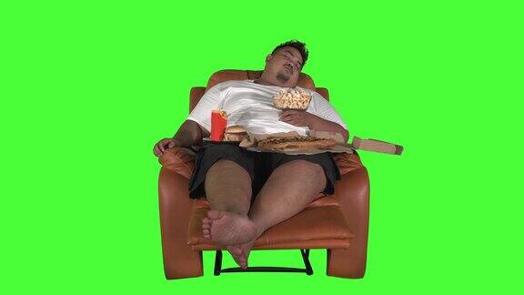 一个狼吞虎咽的胖子睡在沙发上
