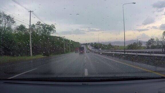 司机透过玻璃看到的景色下雨的时候旅行既危险又不明朗