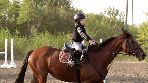 小女孩在牧场跟驯兽师学骑马