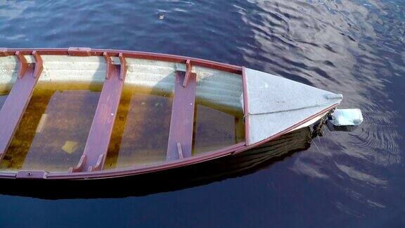 爱尔兰河里的一条被遗弃的船