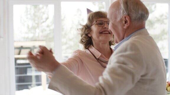 欢乐的老年情侣在派对上跳舞
